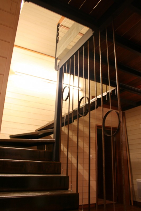 Réalisation d'un escalier en bois et en acier sur-mesure à Bordeaux, ainsi qu'un agencement sous l'escalier à la teste de buch